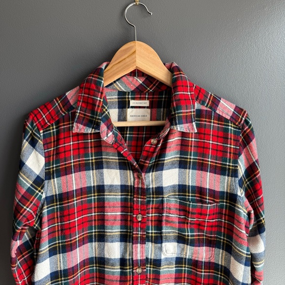 American Eagle Women Boyfriend Fit Button Up Flannel in Red Green Navy Plaid M - Picture 4 of 5